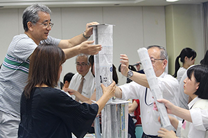 Team building through group work to make the tallest newspaper tower (Chiba City Venue Area )