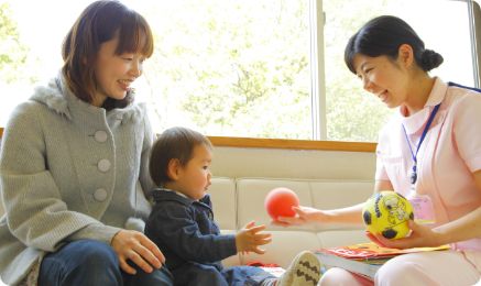 患者親子と職員の写真