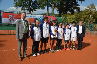 千葉県テニスチームの優勝を祝うガイゼル・デュッセルドルフ市長（右端）とセディック在ドイツロシア総領事(左端)