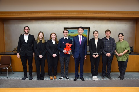 知事への表敬訪問の画像