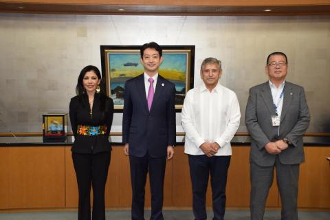 知事とクエルナバカ市長の記念写真