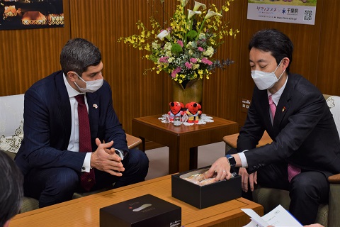 知事から大使への千葉県産豚肉を使用したハム・ソーセージの贈呈