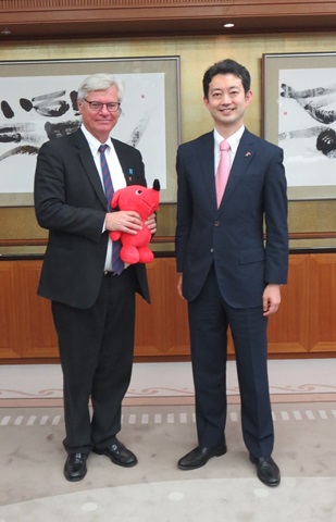 デンマーク大使と知事の写真