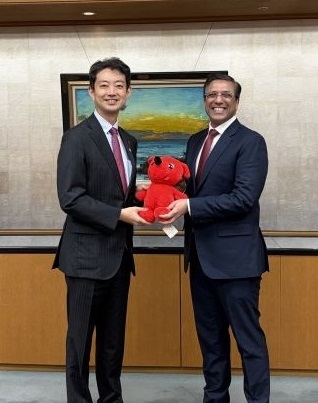 ハミード大使と知事の記念品交換の様子