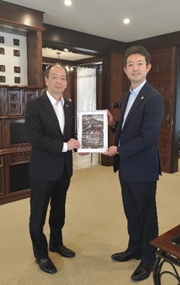 在シドニー日本国総領事との記念写真