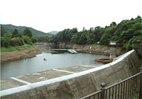 渇水で貯水量が減ったダム