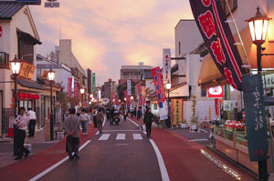 セットバックにより道幅が広がりゆったりとした空間をもつまちなみ:成田市