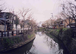 ゆったり蛇行して流れる小野川沿いの景観:香取市