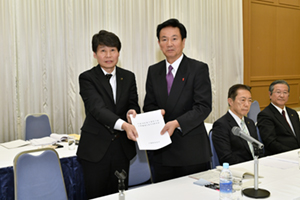千葉県市長会長から要望書を受け取っている写真