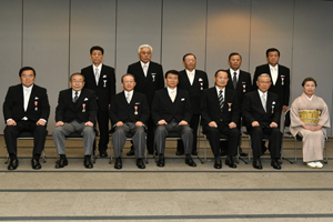 知事と叙勲受章者たちの集合写真1