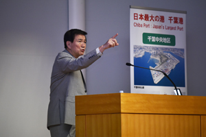 千葉港ポートセミナーで講演する知事のアップ