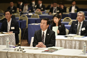 関東地方知事会議中の知事のアップ