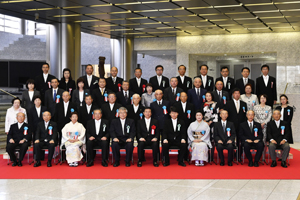 平成30年文化の日千葉県功労者表彰受賞者の皆さんと知事の記念写真1