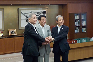 成田空港株式会社代表取締役らと記念撮影する知事