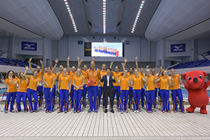 オランダ水泳代表チームと記念撮影する知事
