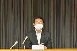 新型コロナウイルス感染症対策本部会議で議論する知事