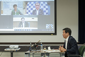 一都三県知事によるテレビ会議に参加する知事