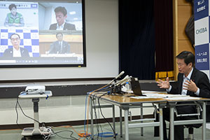 西村大臣と他の知事とテレビ会議する知事