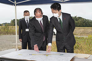 匝瑳市を視察する知事