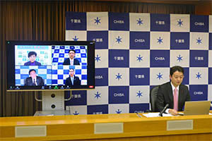 一都三県の知事によるテレビ会議に参加する知事