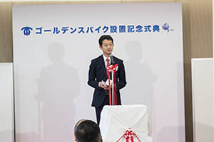 ゴールデンスパイク設置記念式典でお祝いの言葉を述べる知事