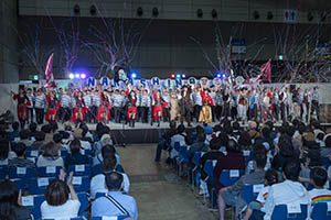 県民の日ちばワクワクフェスタ2022のステージイベントで発表する習志野市立習志野高等学校吹奏楽部