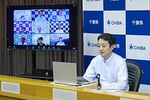 東京電力管内の1都8県によるテレビ会議に出席する知事