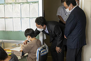 船橋市立古和釜（こわがま）小学校で算数の授業を視察する知事