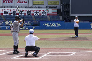 第104回全国高等学校野球選手権千葉大会始球式で投球する知事