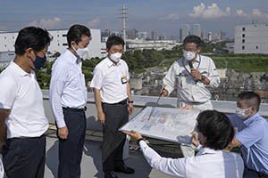 津田沼浄化センターを視察する知事