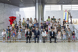 県庁「子ども参観日」に参加した子どもたちと知事らの記念撮影