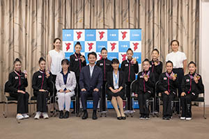 第18回アジアジュニア新体操選手権大会日本代表チームと知事の記念撮影