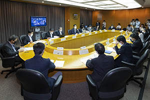 第54回千葉県新型コロナウイルス感染症対策本部会議で答弁する知事