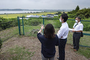 手賀の丘公園を視察する知事