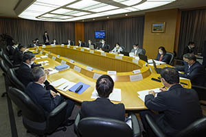 第56回千葉県新型コロナウイルス感染症対策本部会議で話し合う知事
