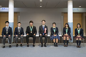 千葉県私学振興大会での知事と学生の記念撮影