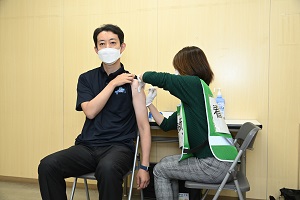 千葉県新型コロナワクチン追加接種センターでの、ワクチンの追加接種