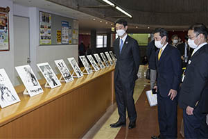 千葉県文化会館展示コーナーを視察する知事