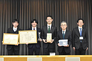 県立農業大学校の学生らとの記念撮影