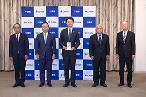 千葉トヨタグループ関係3社による「交通安全反射ストラップ」贈呈式の様子