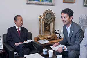 知事の二階自民党成田議連会長訪問