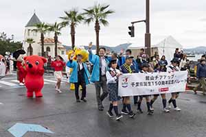 館山チアアップ・千葉県誕生150周年記念パレードの様子
