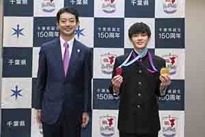 安楽宙斗選手（クライミング）の表敬訪問の様子