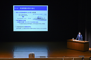 千葉県職員しごとセミナーであいさつする様子