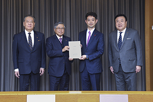 千葉県内商工3団体から要望書を受け取る様子