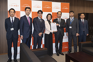 保育士の処遇改善について要望する様子