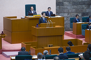 代表質問に答弁する様子