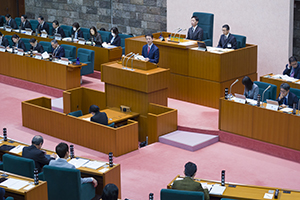 代表質問で答弁する様子
