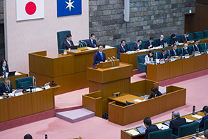 代表質問で答弁する様子
