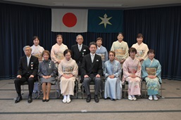 秋の叙勲伝達式の着物の女性が多めの集合写真